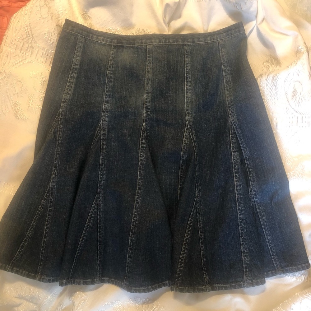 Daisy Fuentes flared below the knee size 12 jean skirt